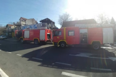 (FOTO) GUST DIM IZNAD LABUDOVOG BRDA: Požar izbio kod doma zdravlja
