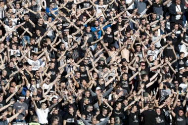 (VIDEO) ZBOG PETARDI: "Grobari" izazvali kraći prekid