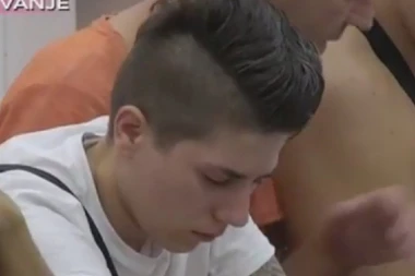 (VIDEO) OBEZBEĐENJE REAGOVALO: Matora skočila na klupu - URLALA I PLJUVALA!