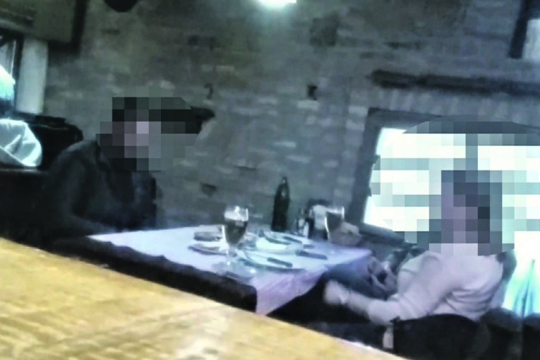 Vraća se u kafanu i ispod stola Jovanoviću daje deo novca