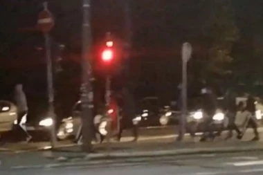 HAOS KOD HRAMA SVETOG SAVE: Tuča Delija i Grobara, letele baklje i noževi na sve strane. Ima i povređenih!