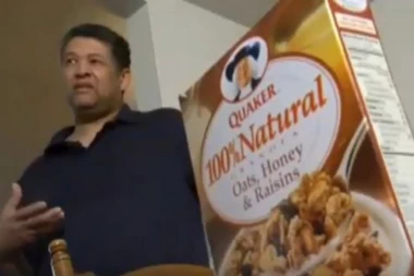 (VIDEO) ŠTA SAD? Kupio i pojeo pahuljice kojima je rok istekao PRE 21 GODINU!