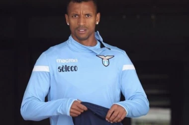 ŠORKA U AVIONU: Sukob Nanija i navijača