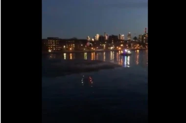 (UZNEMIRUJUĆ VIDEO) HOROR NA MENHETNU: Helikopter se srušio u reku, 5 putnika poginulo!