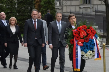 (FOTO) OBELEŽAVANJE GODIŠNJICE SMRTI ZORANA ĐINĐIĆA: Ana Brnabić položila vence na spomen-ploču ubijenom premijeru