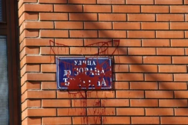 VANDALIZAM I NEPOŠTOVANJE: U Novom Sadu oskrnavljene ulične table sa imenom Zorana Đinđića!