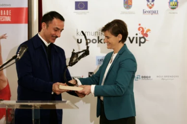 "Jovan Chirilov - za korak dalje": Brnabićeva uručila nagradu umetniku Papajonou