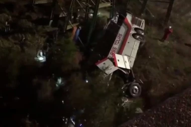 (VIDEO) UŽAS U ALABAMI: Bus sa decom pao u provaliju, broje se mrtvi!