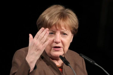 Merkelova dobila podršku od Makrona za novu funkciju