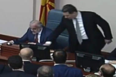 (VIDEO) TEŽAK INCIDENT U SOBRANJU: Gruevski ispolivao Džaferija, FIZIČKI SUKOB SPREČILO OBEZBEĐENJE