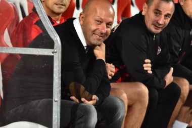 (VIDEO) MAJSTORIJA: Kako je trener Mačve naterao rivale da mu aplaudiraju