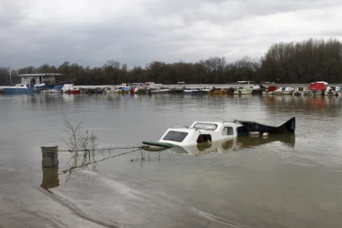Supružnici stradali zbog kvara na motoru! BESPOMOĆNO PLUTALI, TERETNJAK IH POTOPIO!