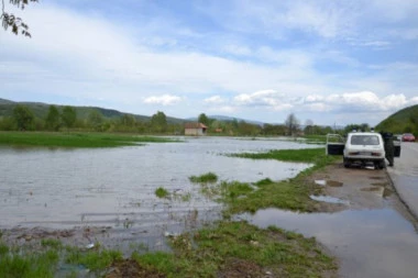 (FOTO) OPSADNO STANJE U CRNOJ GORI! Voda prodire u kuće, vetar obara stabla, nestalo struje