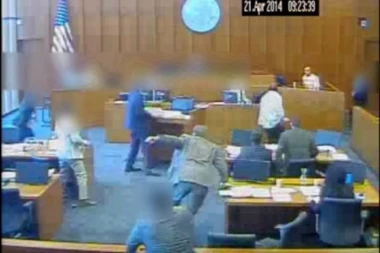 (UZNEMIRUJUĆI VIDEO) Kriminalac skočio na svedoka da ga izbode, ČUVAR GA UBIO!