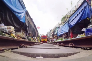 (VIDEO) PIJACA SMRTI: SVAKO JUTRO KROZ NJU PROTUTNJI VOZ