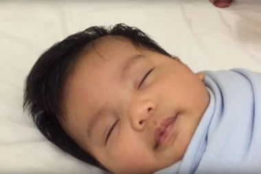 (VIDEO) Ovaj tata je pronašao ZANIMLJIV NAČIN da uspava bebu - ODUŠEVIĆETE SE!