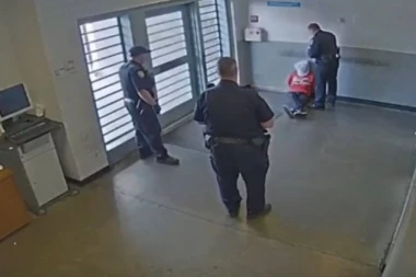 (VIDEO) POLICIJSKA BRUTALNOST U SAD: Čuvar bije vezanog zatvorenika