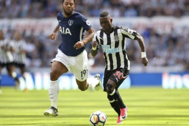 IGRAČ NJUKASLA OTVORIO DUŠU: Otac mi je umro, jer nisam bio fudbaler