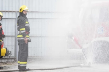 Veliki požar u blizini Bulevaru kralja Aleksandra: Nepokretnu baku izvukli iz plamena