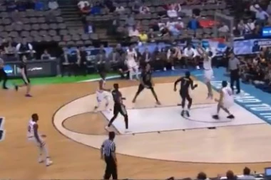 (VIDEO) Fenomenalno zakucavanje koje se viđa na takmičenjima