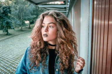 Top 10 frizura koje PODMLAĐUJU od 10 do 15 godina!