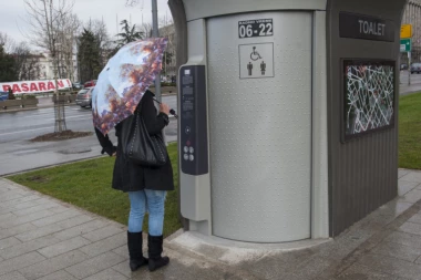 U BEOGRADU TOALET KAO VREMENSKA KAPSULA: Sajber WC u Pionirskom parku ispred Skupštine Srbije