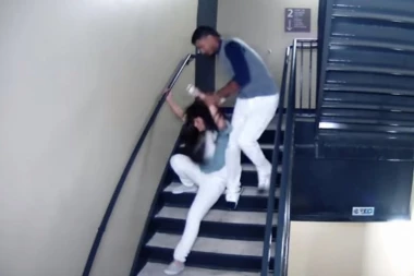 (UZNEMIRUJUĆI VIDEO) OGLASILA SE PRETUČENA DEVOJKA: Preživela sam pakao!