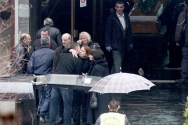 (FOTO) VAPAJ MAJKE NA LEŠĆU: Sahranjen ubica iz Ruzveltove