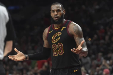 (VIDEO) Navijač provocirao Lebrona Džejmsa, a ovaj mu brutalno odgovorio