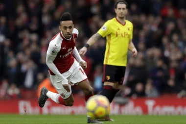 Zvezda Arsenala uživa u luksuzu: OBAMEJANGOV VOZNI PARK OD MILION EVRA!