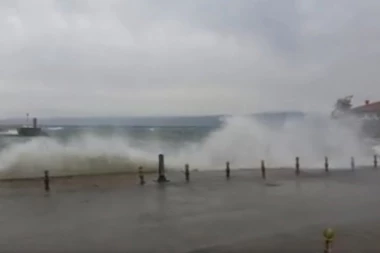 (VIDEO) JEZIVE POPLAVE U MAKEDONIJI: Ohrid pod vodom, ledena bujica nosi sve pred sobom