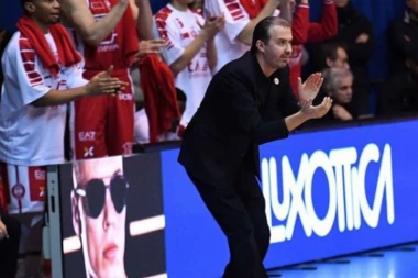 Briljantni Micov nosio Armani do pobede