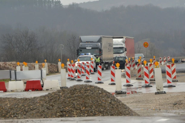 OBUSTAVLJEN SAOBRAĆAJ zbog izlivanja reke Lužnice