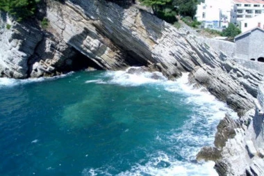 BRAT (7) SPASIO DVOGODIŠNJAKA: Urušila se platforma pored igrališta - DEČAK ZAVRŠIO U MORU!