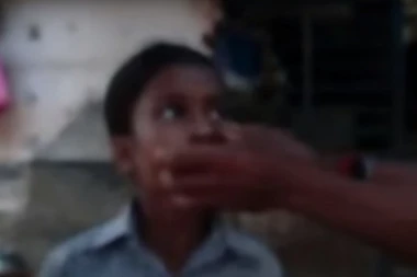 (VIDEO) DEVOJČICI IZ OČIJU ISPADAJU MRTVI MRAVI: Niko ne zna kako su tu dospeli