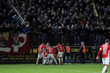 (VIDEO) Bakljada na tribinama u Šapcu!