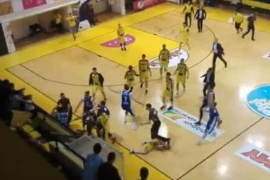 (VIDEO) Bruka Dalmacije: Derbi Zadra i Splita okončan žestokom tučom!