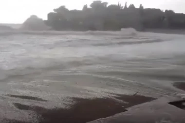 (VIDEO) SVE RAZORENO: Pogledajte kako izgleda Budva posle jezivog udara plime!