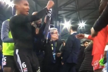(VIDEO) Gde ćeš to da radiš: FUDBALER LIONA IZAZVAO ŽESTOK SUKOB U MARSEJU!