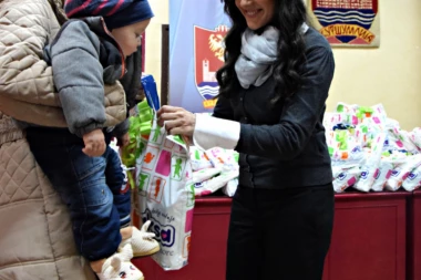 PRVA DAMA U KURŠUMLIJI: Tamara Vučić mališanima uručila poklone