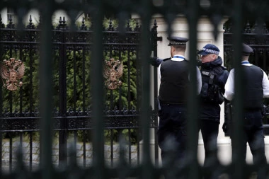 RUSKE DIPLOMATE PROTERANE IZ VELIKE BRITANIJE!