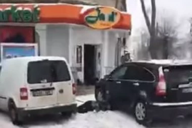 (UZNEMIRUJUĆI VIDEO) Zapalio cigaretu u prodavnici i POBIO LJUDE!