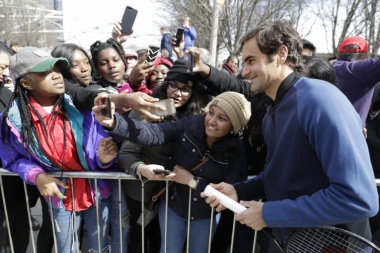(VIDEO) Evo kako je Federer čestitao Švajnštajgeru rođenje sina