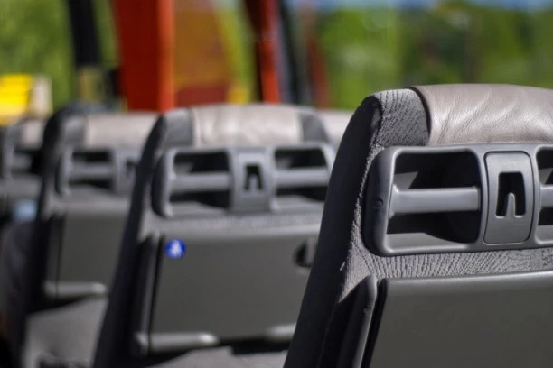 ŠOKANTNA SCENA U AUTOBUSU! Baba uzela sedište trudnici na liniji 16, usledio HLADAN TUŠ!