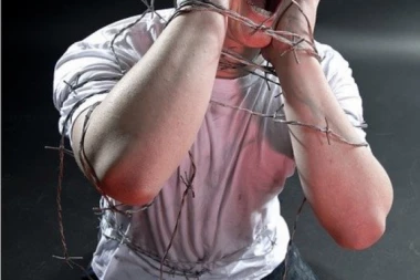 Neverovatna priča bračnog para iz Rakovice: Muž i žena tukli njenog švalera čekićem u glavu