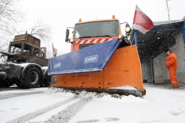 (VIDEO) URNEBESNO! Ovako se čisti sneg u Beogradu