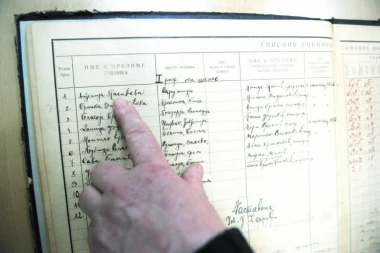 PREPISKA JEDNE MAJKE SA  RAZREDNIM NJENOG DETETA ZAPANJILA SRBIJU! Moli i kumi, a profesor BEZ PARDONA odgovara!