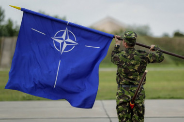 (VIDEO) NATO IZRAZIO ZABRINUTOST: Rusija sprema vojsku i tenkove na granici ove države!