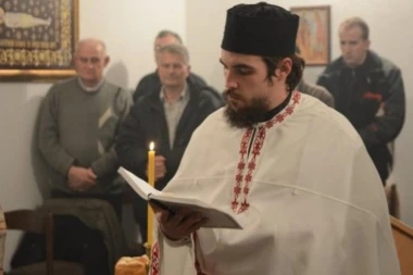 Jerej Stefan vršio službu po "protokolu": NADROGIRAN SVETIO VODICU!