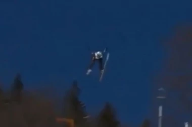 (VIDEO) UMALO TRAGEDIJA NA PLANICI: Vetar oduvao italijanskog skijaša!